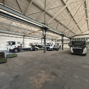 ca. 1.200 m² Hallenfläche mit 5 t Kranbahn und Freifläche