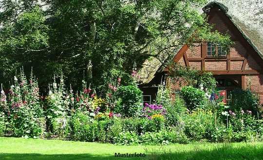 Modern gestaltetes Einfamilienhaus mit schönem Gartenbereich