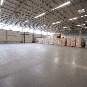 ca. 900 m² große, ebenerdige Hallenfläche auf Rampenniveau mit Büro