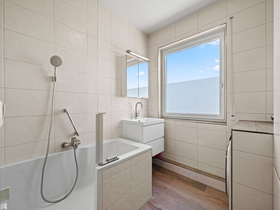 Bad mit begehbarer Badewanne