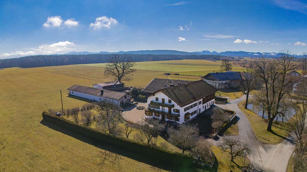 Immobilie in Valley - Ihr Hof/Landsitz zw. München und den bayerischen Voralpen mit vielseitigen Entwicklungsmöglichkeiten - Bild 1