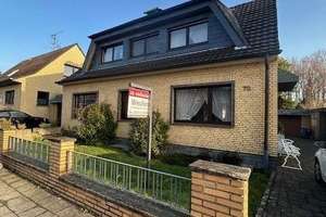 Freistehendes Einfamilienhaus mit weitläufigem Grundstück in Wickrathberg