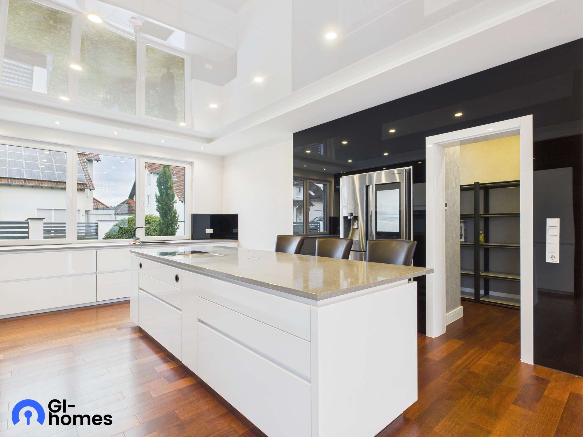 Immobilie in Hütschenhausen - Exklusives Einfamilienhaus mit Pool und Luxusausstattung in Spesbach - Bild 0