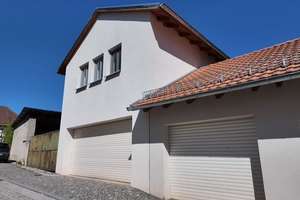 STADTRAND-  WOHNUNG MIT HAUSCHARAKTER UND DOPPELGARAGE