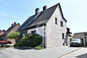 Geschmackvolle Doppelhaushälfte in idyllischer Umgebung mit Garten und Garage