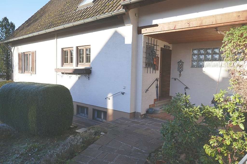 Immobilie in Urbach - URBACH- DHH MIT CHARME IN SONNIGER LAGE, GROßE GARAGE U. GRUNDSTÜCK MIT PERSPEKTIVE - Bild 1