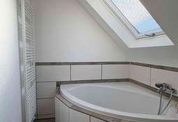 Tageslichtbad mit Wanne und Du