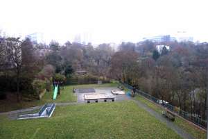 Helle mit Blick ins Grüne 2-Zimmer Wohnung im 2. OG in Stuttgart-Freiberg – Suttnerstraße 38, 70437 Freiberg, Stuttgart – Vorschaubild 1