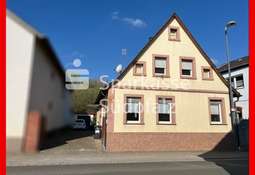 Straßenansicht mit Hofeinfahrt