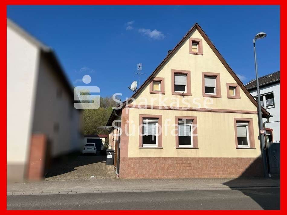 Straßenansicht mit Hofeinfahrt