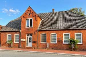 Charmantes Wohnhaus mit vermieteter Einliegerwohnung, gut gelegen in Schwabstedt. Investor-geeignet.