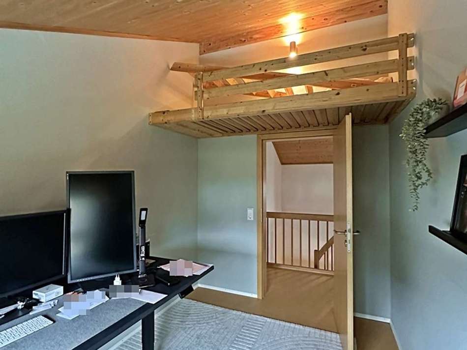 025 Kleines Zimmer mit Hochbet