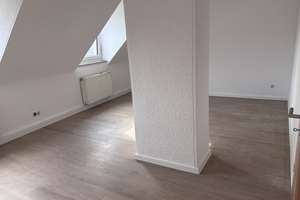 Frisch renovierte 3-Zimmer-Dachgeschoss Wohnung | Helle Räume | Sofort bezugsfrei