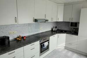 Großzügige 5-Zimmer-Wohnung mit Balkon und großer Einbauküche in Nürnberg-Altkatzwang