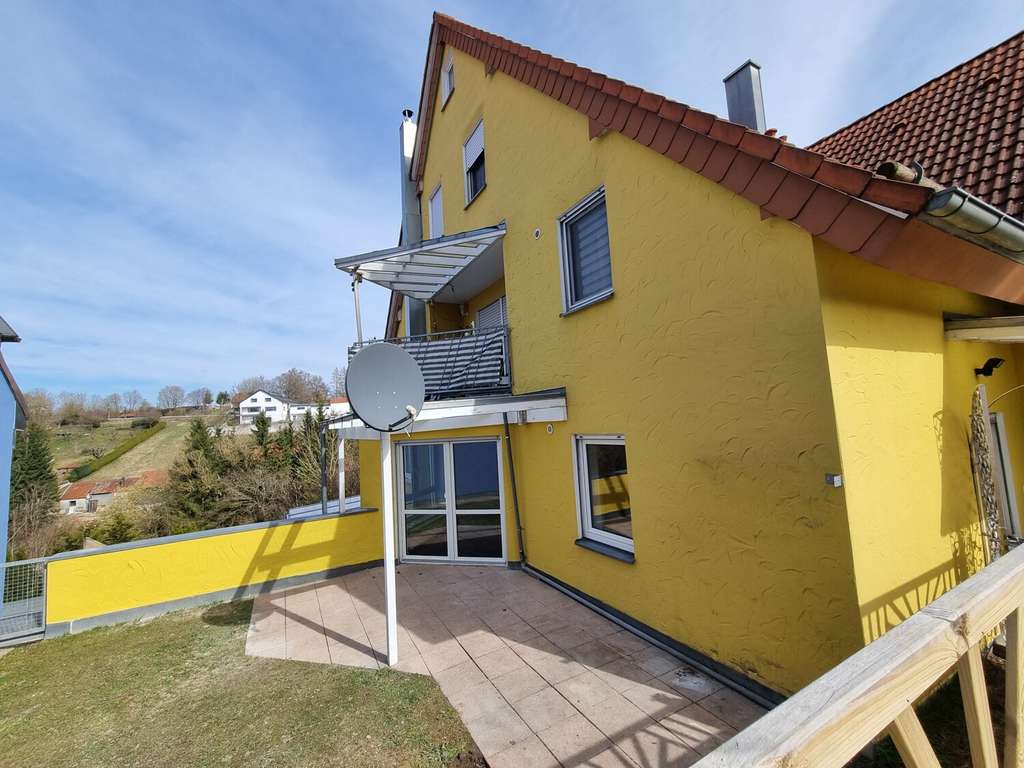 Immobilie in Deining - Ruhige Erdgeschoss-Wohnung mit Terrasse, Gartenanteil und 2 Stellplätzen - Bild 1