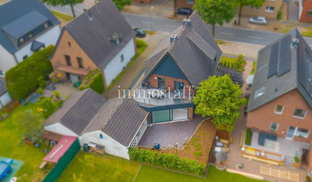PLATZ, STIL, MÖGLICHKEITEN! 2-Familienhaus mit 244 m² nutzbarer Fläche, Dachterrasse & Wohnkeller.