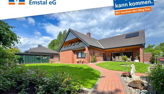 Bild von Wohnkomfort auf zwei Ebenen: Modernisiertes Zweifamilienhaus mit liebevoll gestaltetem Garten