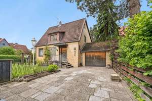 Charmantes Einfamilienhaus mit großzügigem Grundstück und Pool in stadtnaher Lage von Braunschweig! – Die vollständige Adresse der Immobilie erhältst du vom Anbieter., 38116 Lehndorf-Watenbüttel, Braunschweig – Vorschaubild 1
