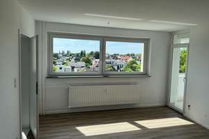 Kernsanierte 2-Zimmer-Wohnung mit Aufzug, PKW-Stellplatz & Blick ins Grüne über die Dächer von BS