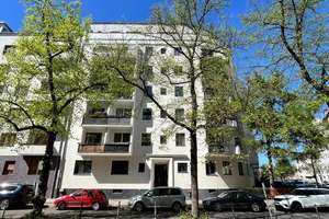 Aufzug und Balkon mit Blick auf den Maikäferplatz nahe Bayerischer Platz – Apostel-Paulus-Straße 16, 10825 Schöneberg, Berlin – Vorschaubild 2