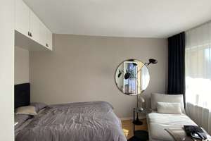 Helle, teilmöblierte 1-Zimmer-Wohnung mit sonnigem Innenhofbalkon und Duplex-Stellplatz – 81541 Untere Au, München – Vorschaubild 2