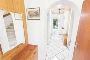 Attraktives Reihenkopfhaus in Heilsbronn – ruhige Lage, viel Platz und Garage inklusive – Die vollständige Adresse der Immobilie erhältst du vom Anbieter., 91560 Heilsbronn – Vorschaubild 2