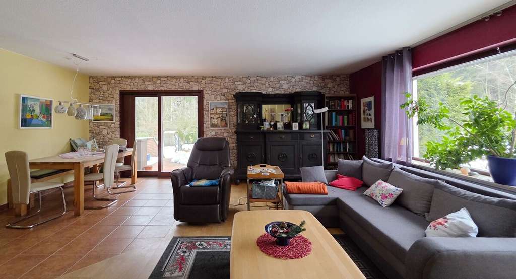 Immobilie in Wächtersbach - Großzügiges Einfamilienhaus mit Einliegerwohnung und Pool in ruhiger Waldrandlage - Bild 2