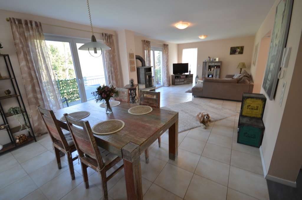 Immobilie in Etschberg - Neuwertiges Einfamilienhaus mit herrlichem Garten direkt am Wald.
 - Bild 3