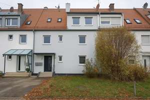Charmantes Reihenmittelhaus mit drei separaten Wohneinheiten (EG, OG, DG) – Ideal für Kapitalanleger