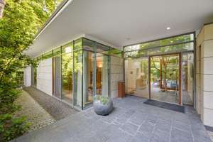 Architektenbungalow mit ikonischer Architektur und einzigartigem Naturschutzblick – Die vollständige Adresse der Immobilie erhältst du vom Anbieter., 22359 Volksdorf, Hamburg – Vorschaubild 2