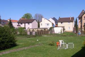Familienfreundliche 95 m² Dachgeschosswohnung mit Einbauküche und großem Gartenpotenzial