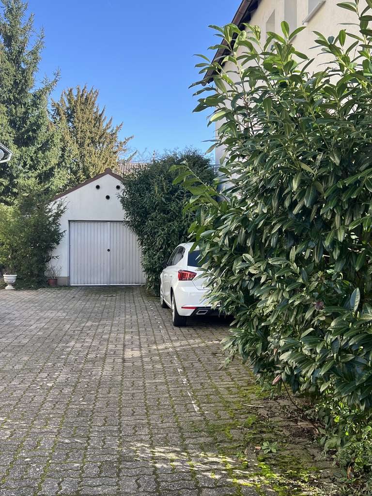 Immobilie in Lingenfeld - Geräumiges Einfamilienhaus mit vielen Nutzungsmöglichkeiten - ideal  für 2 Generationen in Top Lage! - Bild 2