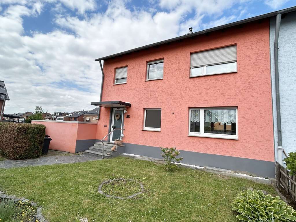 Ein- bis Zweifamilienhaus mit zwei Garagen, Terrasse und Garten in ruhiger Lage.