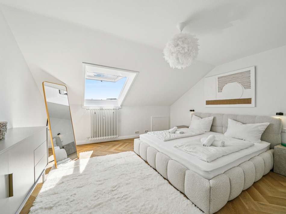Schlafzimmer mit Berg- und See