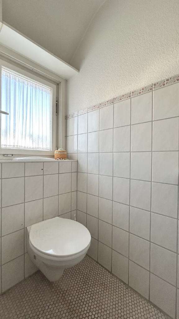 Immobilie in Mössingen - Chancenreiche Doppelhaushälfte in Topp-lage: Großzügiges Grundstück, zwei Garagen, perfekter F - Bild 0