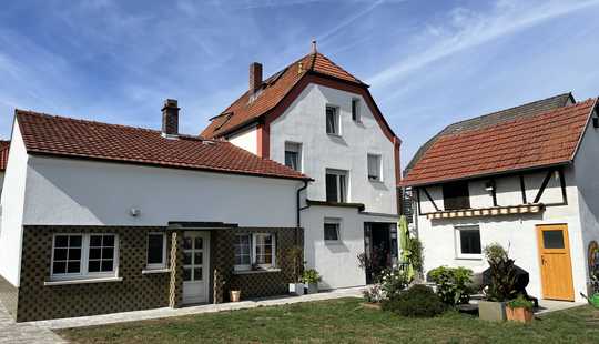 Bild von Wohn- und Geschäftshaus mit separater Wohnung, eigenständigen Eingängen, Hof, Terrasse & Carport 