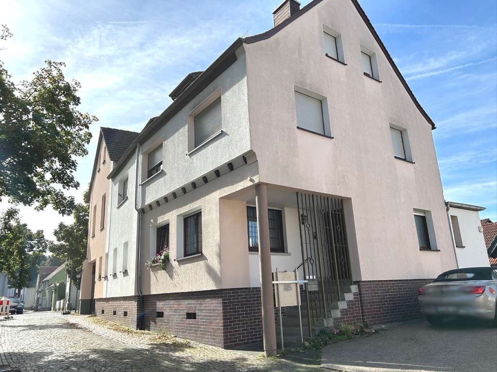 Immobilie in Kelkheim - 6-Familienhaus mit Nebengebäude in Kelkheim-Hornau - Bild 0