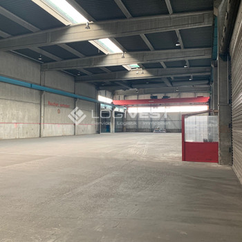 Ebenerdige Halle mit Kran im Neusser Hafen