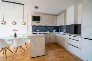 Lichtdurchflutete 2-Zimmer-Wohnung mit Einbauküche und Balkon – Regensburg – Vorschaubild 1
