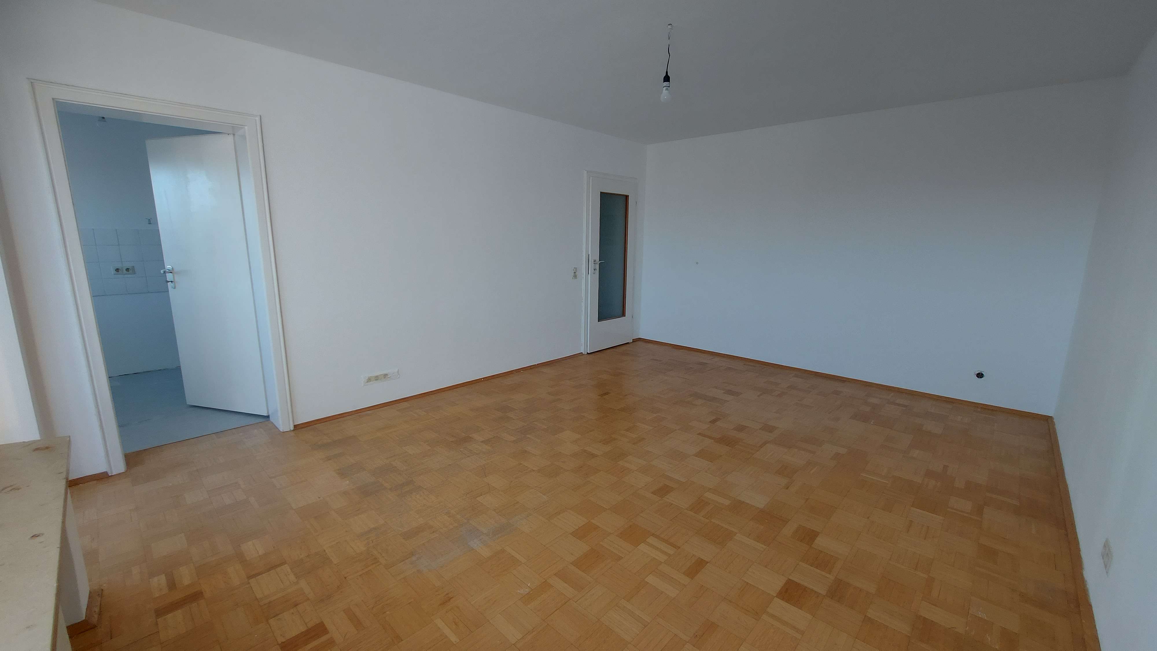 freie 2 Zi-Wohnung, teilrenoviert, Süd Balkon, Gebirgsblick, TG, ohne Makler, Fürstenfeldbruck Kreis – Bild 2