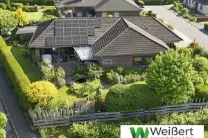 Großzügiges Einfamilienhaus mit Einliegerwohnung, PV-Anlage und Gartenidylle auf großzügigem 866 m²  – Steinburg (Kreis) – Vorschaubild 1