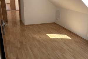 Helle 2-Zimmer-Dachgeschosswohnung für ein bis zwei Personen in Augsburg-Lechhausen