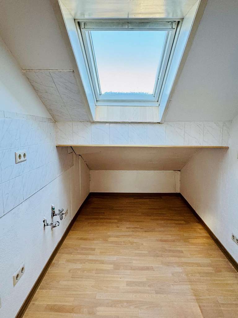 Immobilie in Freiberg am Neckar - Dachgeschosstraum  mit viel Potenzial - 2 Zimmer sofort frei - zu verkaufen - Bild 3