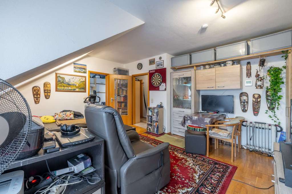 Immobilie in Berglern - SOMMER IMMOBILIEN - Charmante 2-Zimmer Dachgeschosswohnung mit Balkon - Bild 2