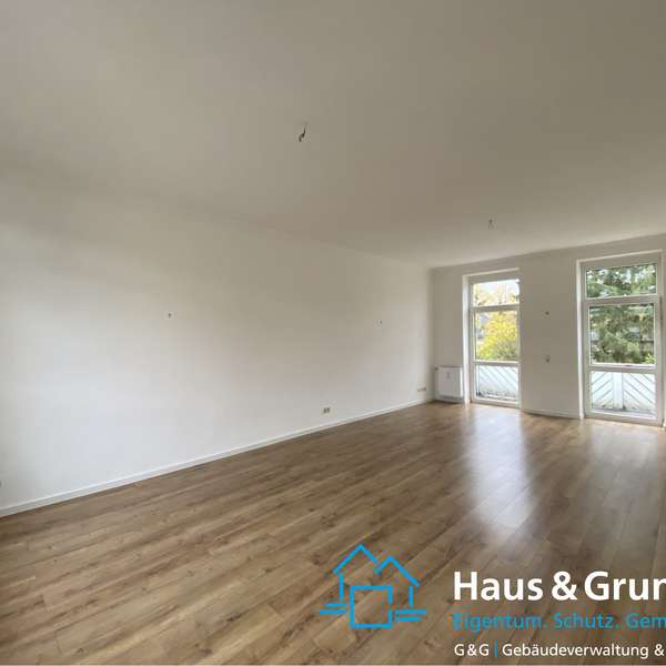 *** charmante 3-Zimmer-Wohnung - in ehemaliger Jugendstilvilla - großer Balkon - Blick ins Grüne ***