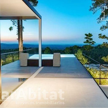 Spektakuläre Villa! Großzügig geschnitten mit Garage, zwei Terrassen und privatem Pool.