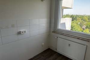 Blick über Hamburg: 3-Zimmer-Wohnung mit Balkon – Korallusring 9, 21109 Wilhelmsburg, Hamburg – Vorschaubild 3