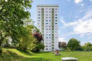 Bezugsfreie 3-Zimmer-Wohnung mit Loggia, Tiefgaragenstellplatz und Aufzug in Lübeck-Moisling