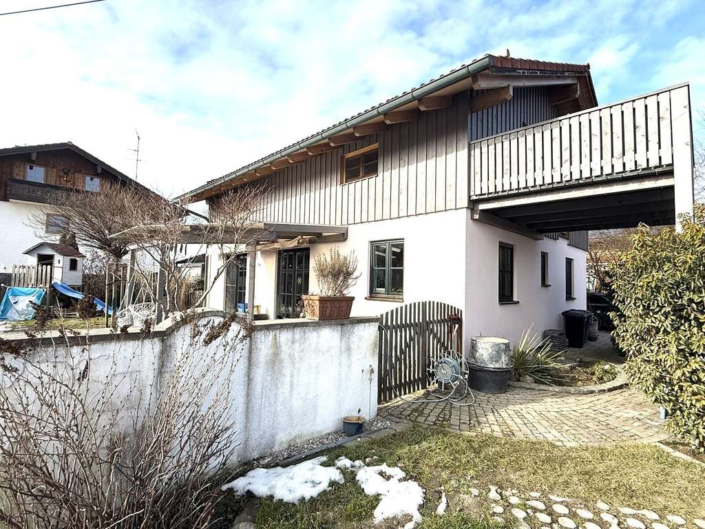 Immobilie in Eiselfing - Idyllisches Landhaus in Weilerlage: Mit Einliegerwohnung oder bis zu sieben Zimmern nutzbar - Bild 2