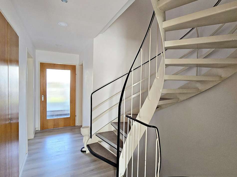 Flur mit Treppe ins OG